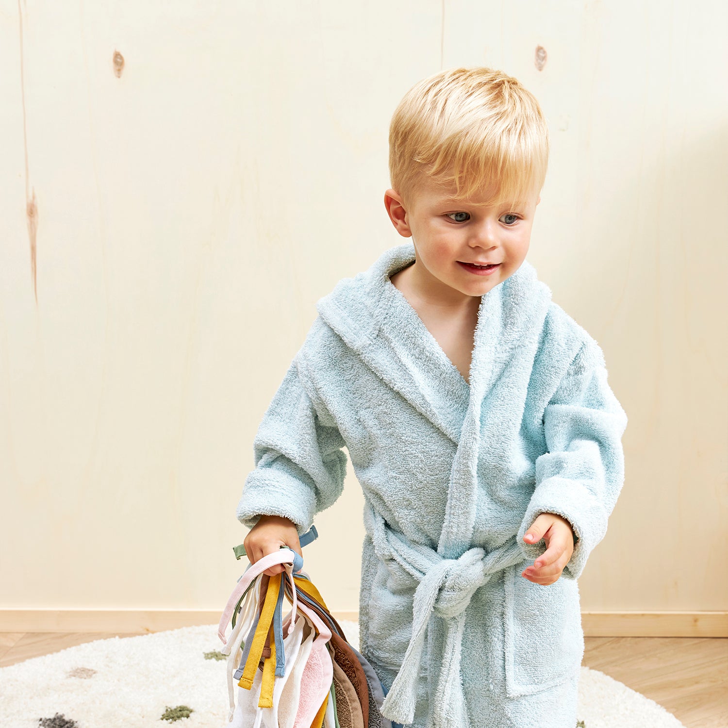 Bib with tie closure