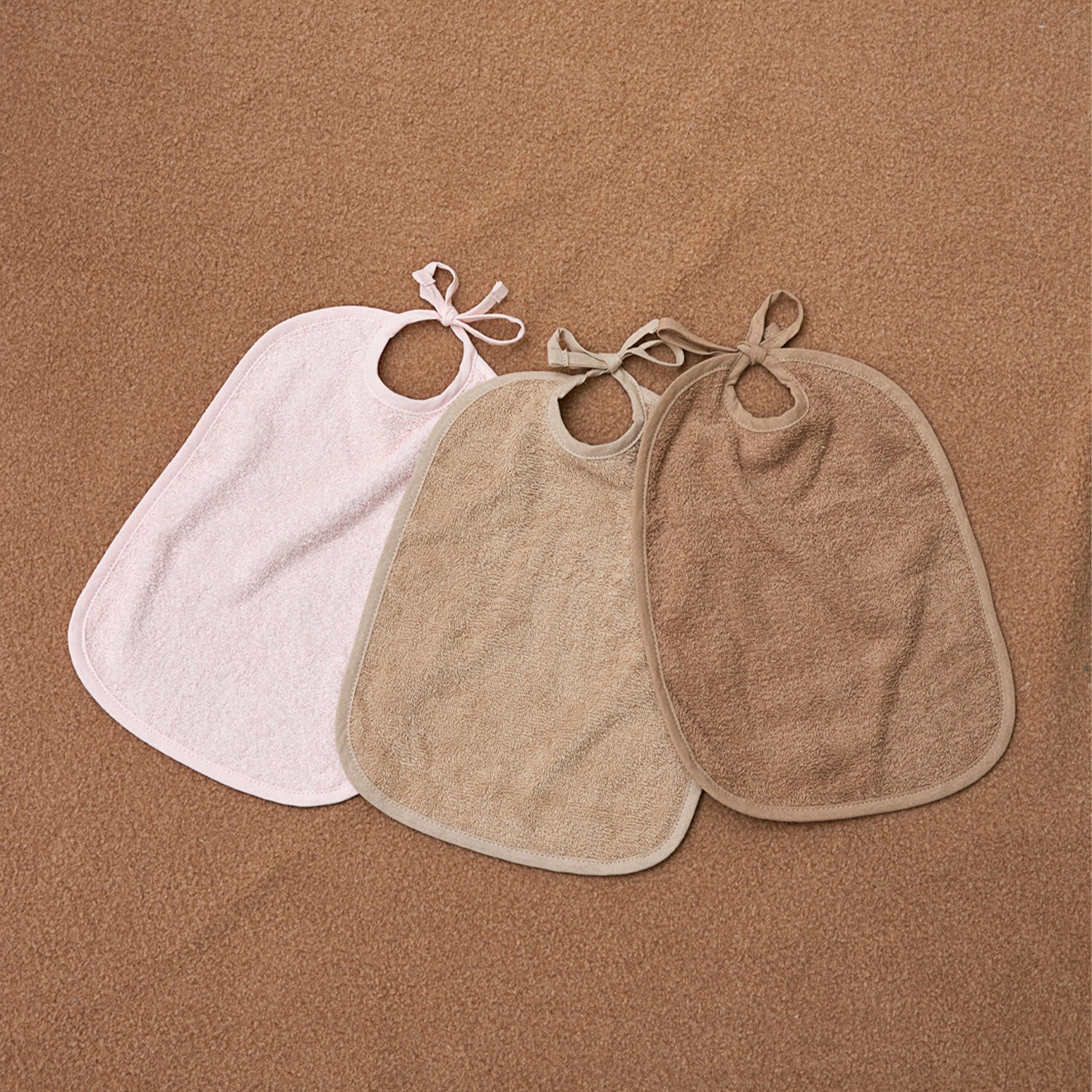 Bib with tie closure