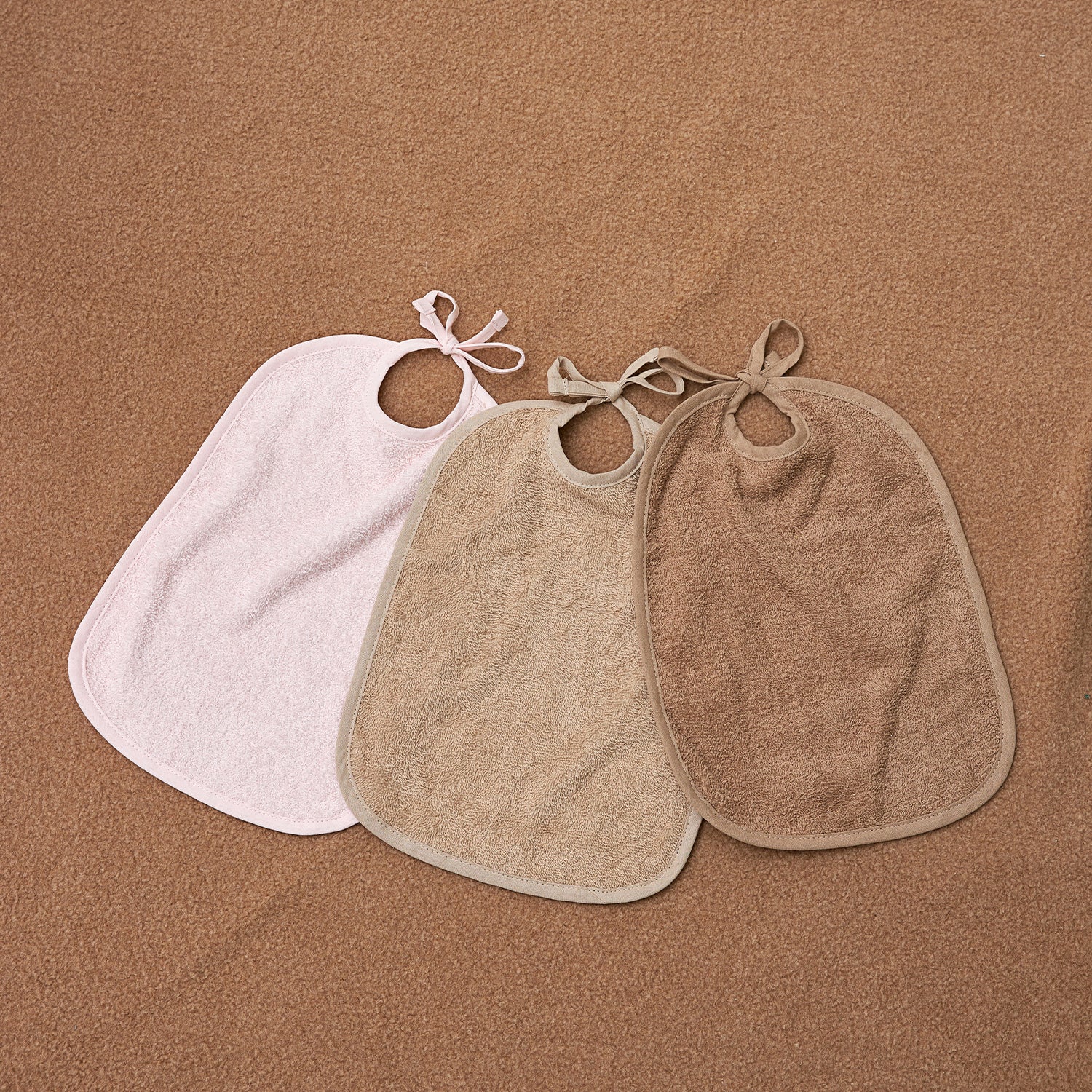 Bib with tie closure