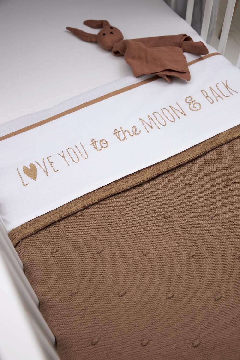 Cot bed sheet Love you to the moon & back - toffee - 100x150cm