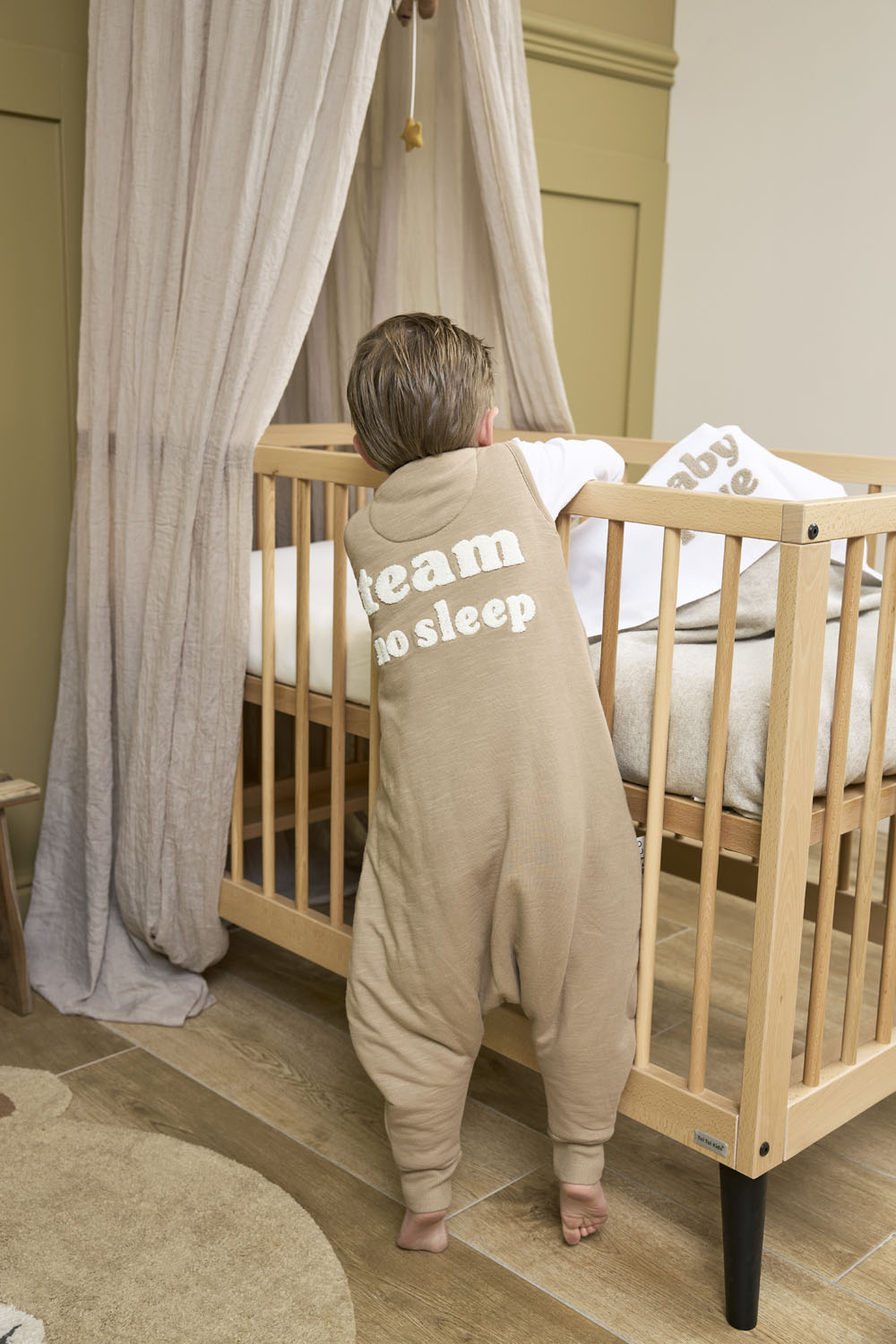 Baby winter slaapoverall jumper Slub met Team No Sleep applicatie - taupe/offwhite - 80cm - 2.0 TOG