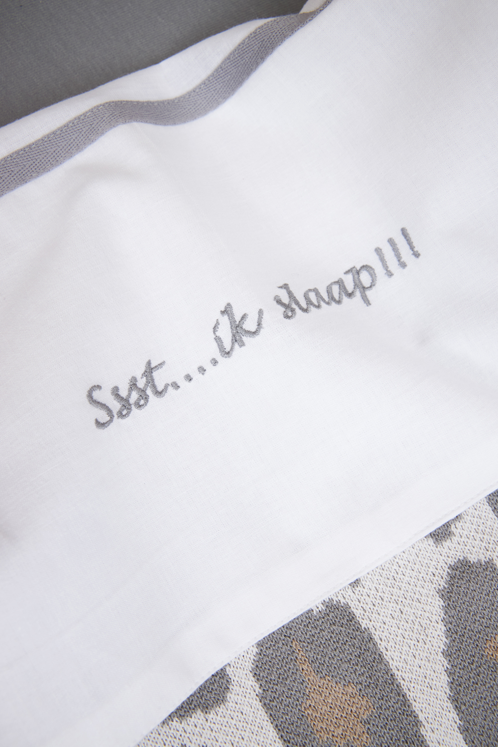 Crib sheet Ssst...ik slaap!! - grey - 75X100cm