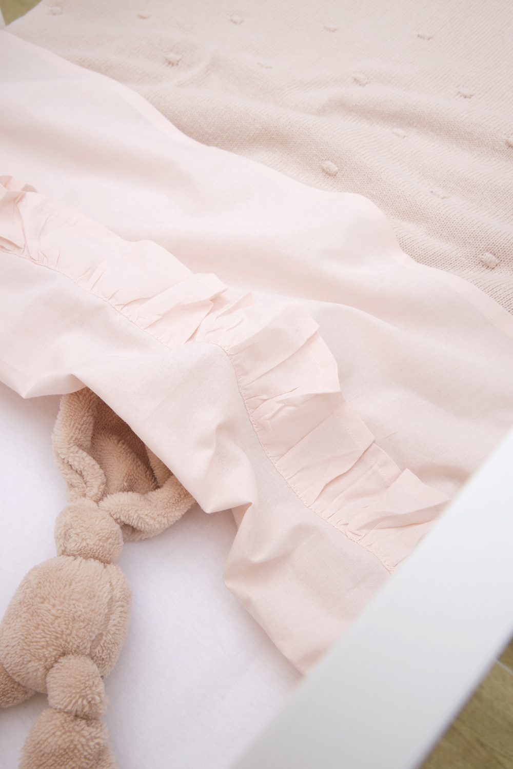 Cot bed sheet Ruffle - soft pink - 100x150cm