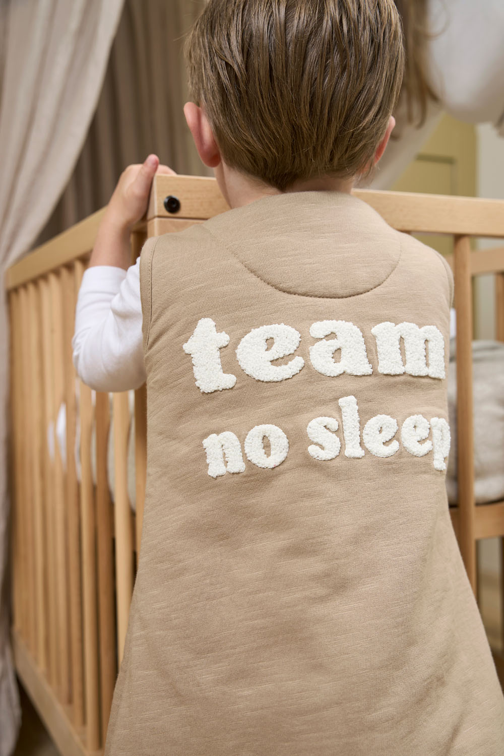 Baby winter slaapoverall jumper Slub met Team No Sleep applicatie - taupe/offwhite - 80cm - 2.0 TOG