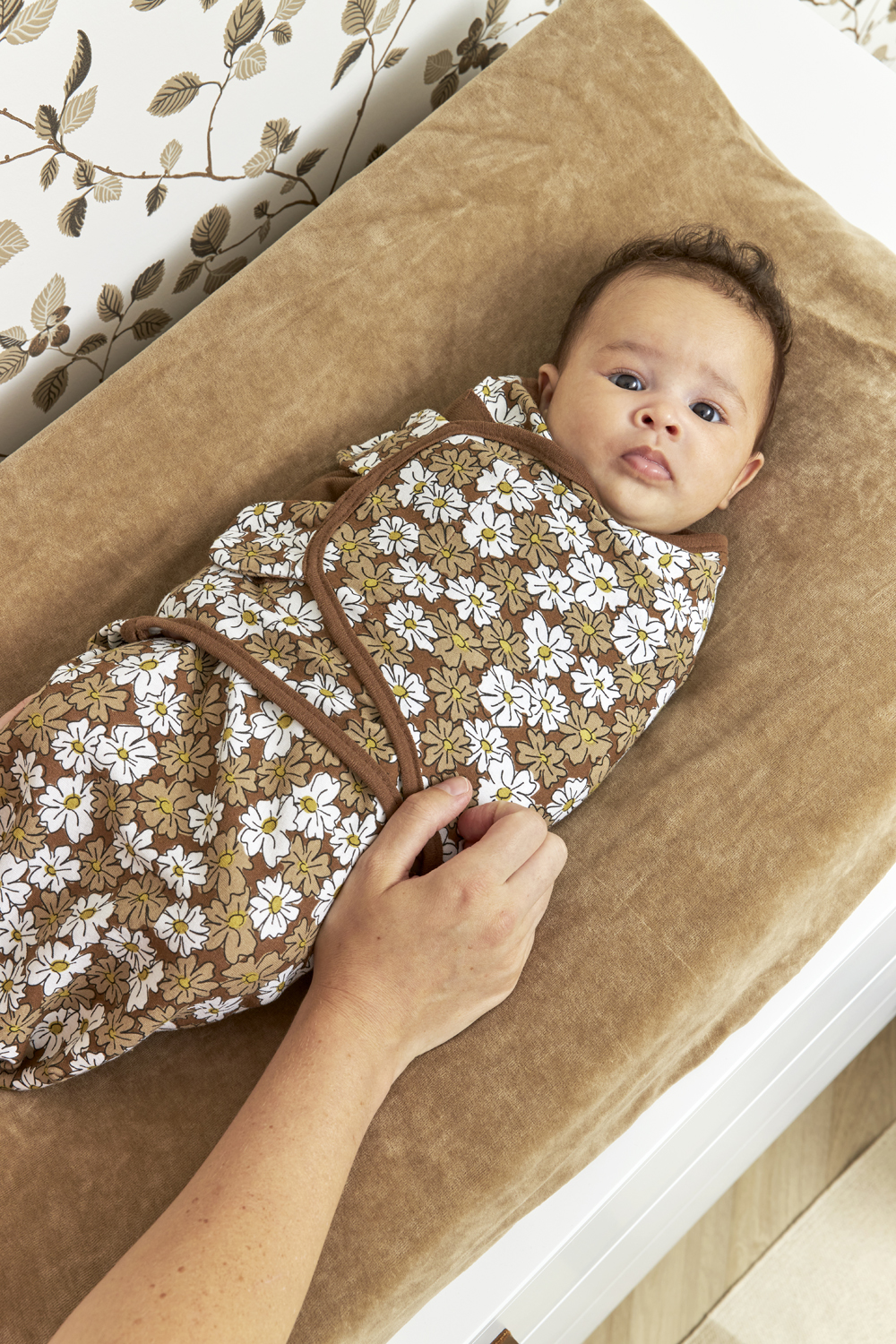 SwaddleMeyco inbakerdoek Vintage Flower - chocolate - 0-3 maanden