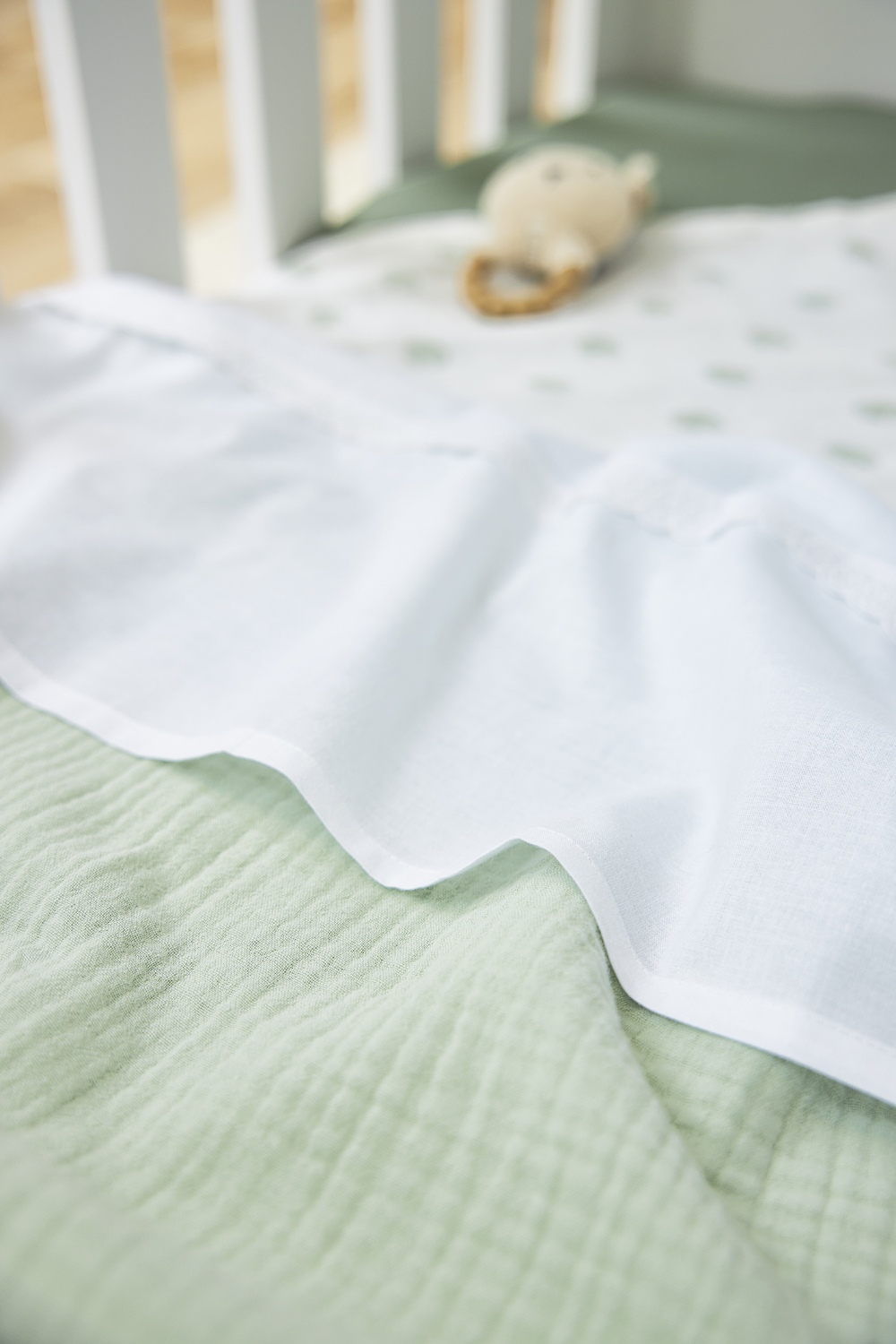 Cot bed sheet pre-washed muslin Uni - soft green - 100x150cm