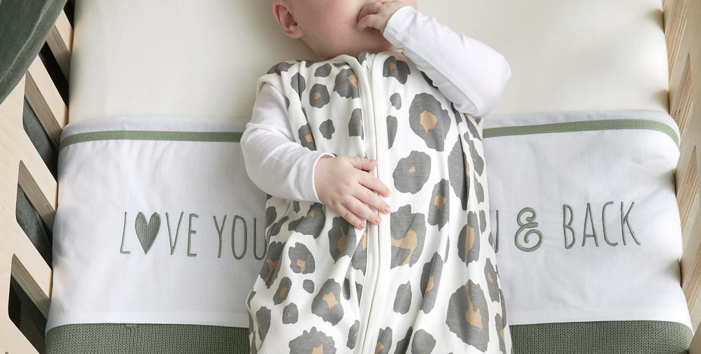 Crib sheet Love you to the moon & back - forest green - 75X100cm